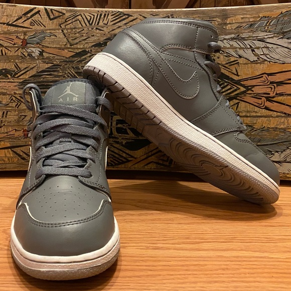 air jordan 1 retro mid women's